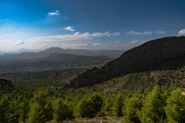 İspanya, Alicante 'deki Cabezo d' or dağına doğru yükseldi.