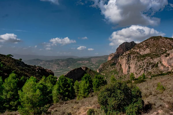 İspanya, Alicante 'deki Cabezo d' or dağına doğru yükseldi.