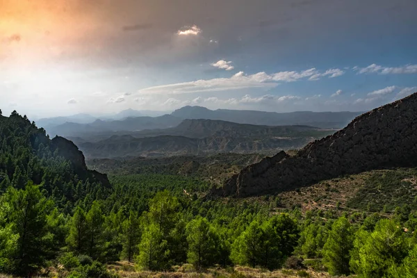 İspanya, Alicante 'deki Cabezo d' or dağına doğru yükseldi.