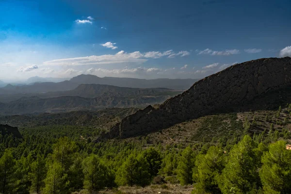 İspanya, Alicante 'deki Cabezo d' or dağına doğru yükseldi.