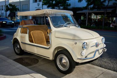 Vintage Fiat 500 Jolly Beverly Hills, California, ABD 'de bir şehir sokağına park etti. Şehir ortamında hasır koltukları sergilenen klasik üstü açık mini araba..