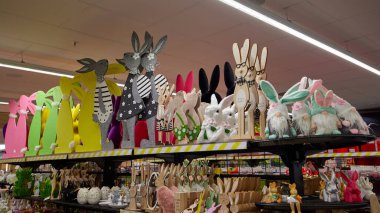 Mağaza raflarında sergilenen el yapımı tavşan figürleri, cüceler ve bahar süslemeleri ile Paskalya temalı dekorasyonlar, şenlikli bir sezonluk perakende atmosfer yaratıyor..