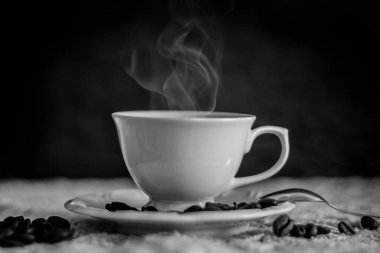 Bir fincan sıcak kahve buharlı, odun ateşinde..