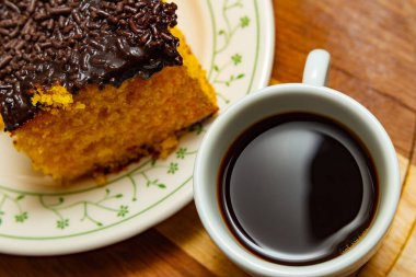 Kapat onları xicara de cafe e um pedaco de bolo de cenoura.