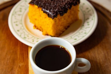 Kapat onları xicara de cafe e um pedaco de bolo de cenoura.