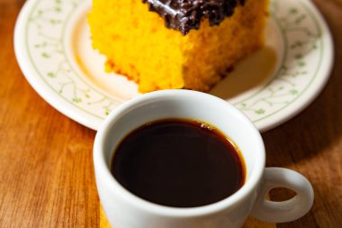 Kapat onları xicara de cafe e um pedaco de bolo de cenoura.