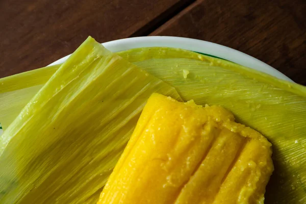 皿の中のパモナの詳細 パモニャ Pamonha はブラジルの代表的な食品で 特にゴイス州の緑のトウモロコシから作られている — ストック写真