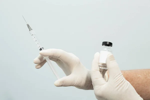 Ošetřovatelské Ruce Rukavicemi Držícími Vakcínu Injekční Stříkačku — Stock fotografie
