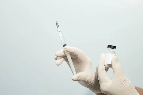 Ošetřovatelské Ruce Rukavicemi Držícími Vakcínu Injekční Stříkačku — Stock fotografie