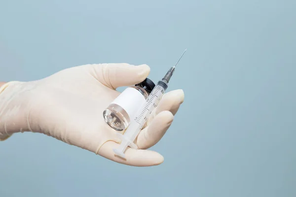 Mão Enfermeiro Com Luvas Segurando Vacina Seringa — Fotografia de Stock