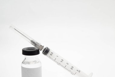  Aşıyla birlikte şırınga ve cam parçaları..