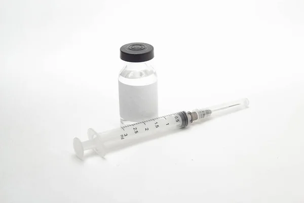 Een Fles Vaccin Een Spuit Een Wit Tafelblad — Stockfoto