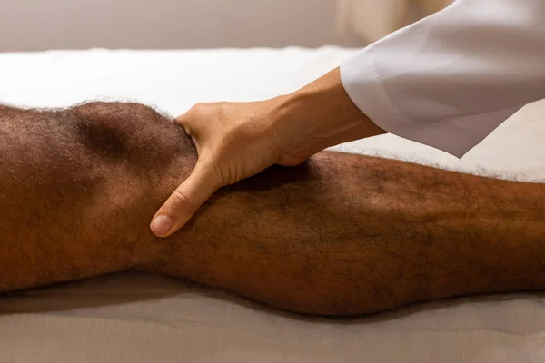 Close Mão Terapeuta Fazendo Massagem Perna Paciente — Fotografia de Stock