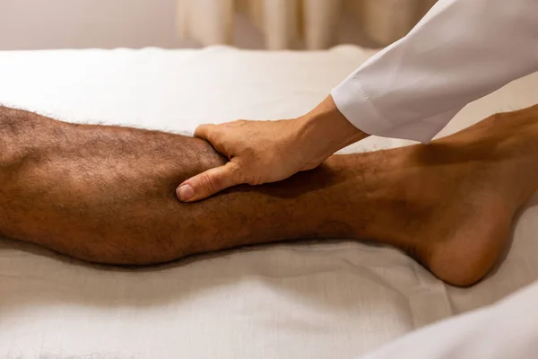 Närbild Terapeut Hand Gör Massage Patientens Ben — Stockfoto