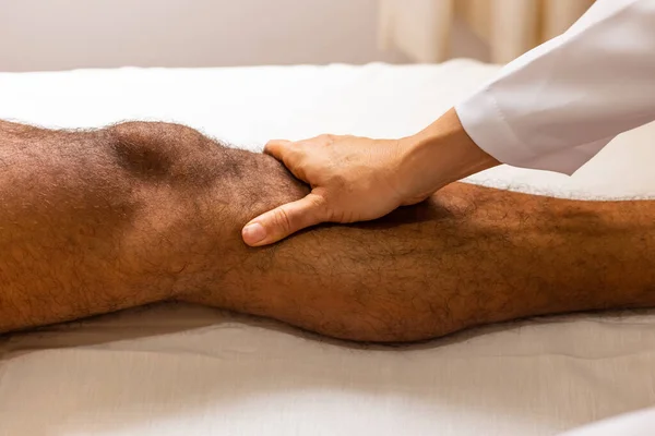 Close Mão Terapeuta Fazendo Massagem Perna Paciente — Fotografia de Stock