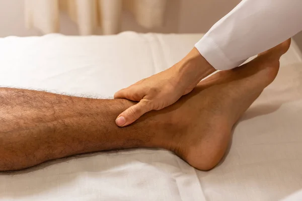 Primer Plano Mano Del Terapeuta Haciendo Masaje Pierna Del Paciente — Foto de Stock