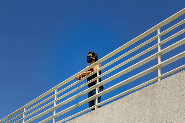 Homem Usando Uma Máscara Apoiado Parapeito Corrimão Visto Piso Inferior — Fotografia de Stock