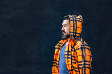 Sarı çizgili kapüşonlu genç adam..