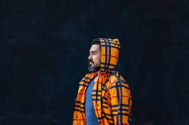 Sarı çizgili kapüşonlu genç adam..