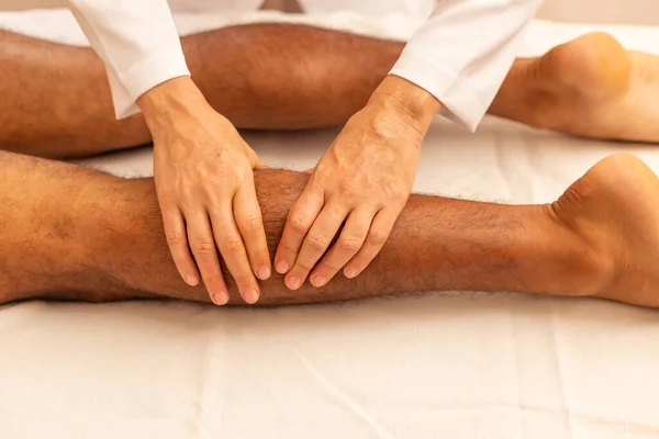 Terapeut Provádí Masáž Nohou Pacientovi Který Leží Nosítkách — Stock fotografie