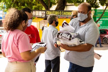 Bolsonaro 'nun görevden alınması için gösteri çağrısı. İnsanlar içinde Bolsonaro yazan posterler dağıtıyor.!