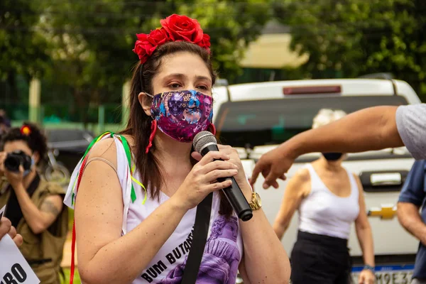 Demonstracja Wzywająca Odwołania Bolsonaro Kobieta Kwiatami Włosach Masce Przemawiająca Mikrofonu — Zdjęcie stockowe