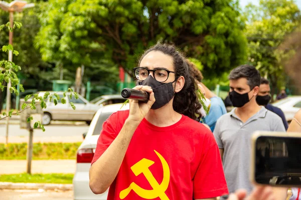 Chłopiec Czerwonej Bluzce Czarnej Masce Przemawiający Mikrofonu Podczas Protestu Który — Zdjęcie stockowe