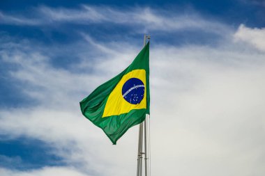 Brezilya bayrağı dalgalanır ve dalgalanır rüzgarda.