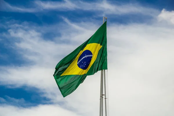 Bandeira Brasileira Voando Agitando Vento — Fotografia de Stock