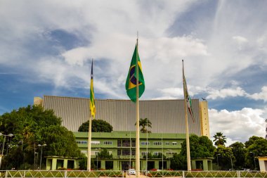  Goiania 'daki şehir meydanının detayları. Zümrüt Sarayı 'nın önünde bayraklar dalgalanıyor.