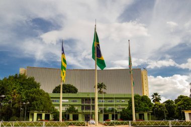  Goiania 'daki şehir meydanının detayları. Zümrüt Sarayı 'nın önünde bayraklar dalgalanıyor.