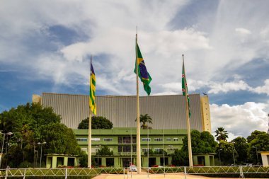  Goiania 'daki şehir meydanının detayları. Zümrüt Sarayı 'nın önünde bayraklar dalgalanıyor.