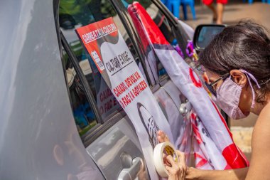 Fotoğraf, Goinia 'da kültürel profesyonellerin protestosu sırasında çekildi. Protesto için arabaya insan yapıştırma işareti.