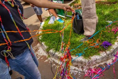 Goiania 'da kültürel profesyonellerin protestosu sırasında kumaş şeritlerini çözen çok sayıda insan var..