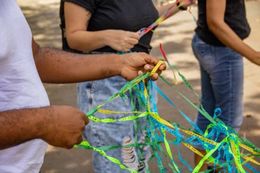 Goiania 'da kültürel profesyonellerin protestosu sırasında kumaş şeritlerini çözen çok sayıda insan var..