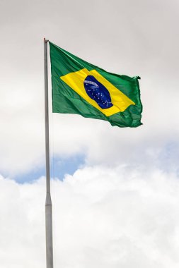 Brezilya bayrağı, rüzgarda dalgalanan ve arka planda gökyüzü olan.