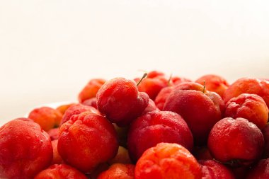 Soğuktan sırılsıklam olmuş olgun aseroller..