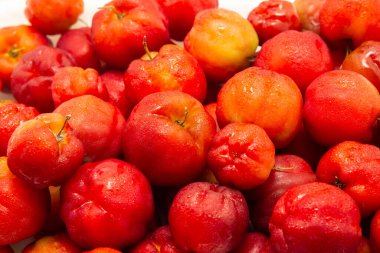  Soğuktan sırılsıklam olmuş olgun aseroller..