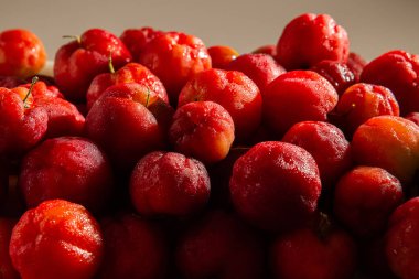  Soğuktan sırılsıklam olmuş olgun aseroller..