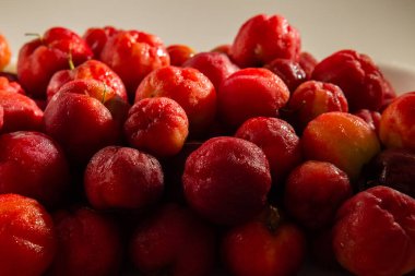  Soğuktan sırılsıklam olmuş olgun aseroller..