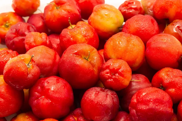  Soğuktan sırılsıklam olmuş olgun aseroller..