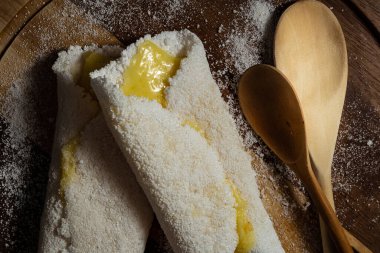 Tapyoka, tipik Brezilya yemeği. Kesme tahtasında mozzarella var. Koladan yapılmış bir tabak..