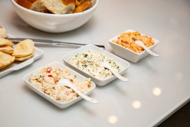 Bir açık büfe masasına yerleştirilmiş çeşitli ekmek ve ezmeler.