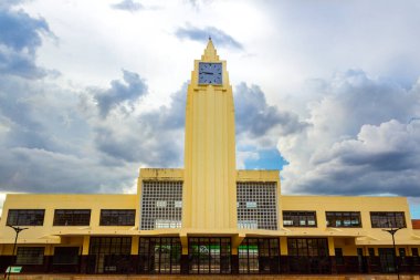 Arka planda bulutlu gökyüzü olan Goiania Tren İstasyonu. Sanat deco tarzı yapı. 