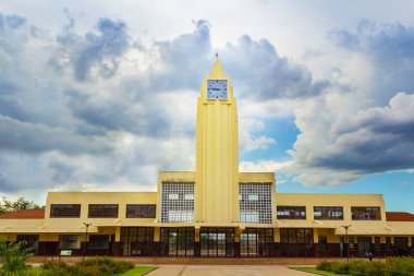 Arka planda bulutlu gökyüzü olan Goiania Tren İstasyonu. Sanat deco tarzı yapı. 