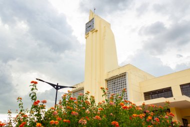 Goiania Tren İstasyonu. Önünde çiçekler olan tren istasyonu manzarası.