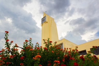 Goiania Tren İstasyonu. Önünde çiçekler olan tren istasyonu manzarası.