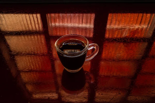 Uma Xícara Transparente Com Café Preto Com Reflexo Uma Janela — Fotografia de Stock