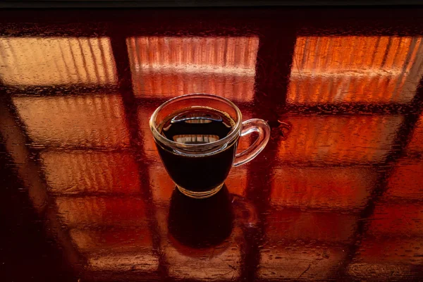 Průhledný Šálek Černou Kávou Odrazem Okna Povrchu — Stock fotografie
