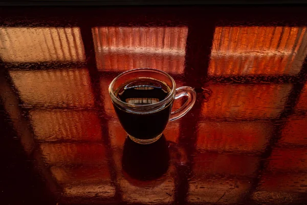 Uma Xícara Transparente Com Café Preto Com Reflexo Uma Janela — Fotografia de Stock